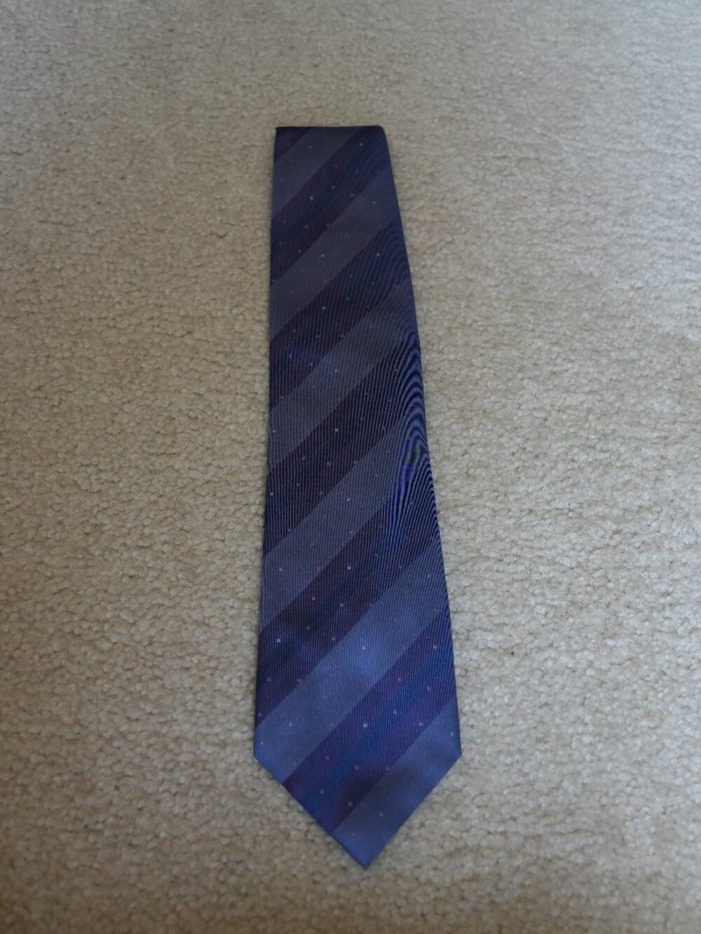 Purple Dotted Kenneth Cole Necktie - in excellent condition